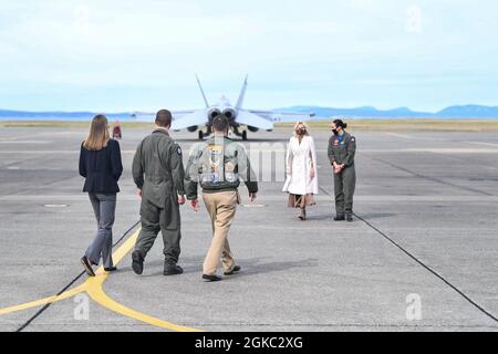 210309-N-OC394-1031 OAK HARBOUR, Washington (9 mars 2021) première dame, le Dr Jill Biden salue le capitaine Matt Arny, commandant de la base aérienne navale de l'île Whidbey, et Cmdr. Kerry Hicks, commandant de la VAQ-129, lors d'une visite à la base aérienne navale de l'île Whidbey le 9 mars 2021. Le Dr Biden a visité la base pour montrer son soutien aux militaires et à leurs familles, et parler de l'Initiative des Forces interarmées. Banque D'Images