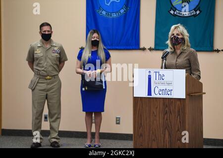 210309-N-OC394-1031 OAK HARBOUR, Washington (9 mars 2021) le Capt Matt Arny, commandant de la base aérienne navale de l'île Whidbey, et M. Arny écoutent la première dame, le Dr Jill Biden Speak. Le Dr Biden a visité la base pour montrer son soutien aux militaires et à leurs familles et parler de l'Initiative des Forces interarmées. Banque D'Images