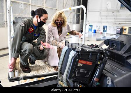 210309-N-OC394-1031 OAK HARBOUR, Washington (9 mars 2021) le lieutenant Cate Oakley présente un avion à la première dame, Dr. Jill Biden, à la base aérienne de Whidbey Island le 9 mars 2021. Le Dr Biden a visité la base pour montrer son soutien aux militaires et à leurs familles, et parler de l'Initiative des Forces interarmées. Banque D'Images