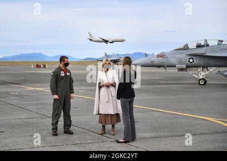 210309-N-OC394-1031 OAK HARBOUR, Washington (9 mars 2021) la première dame, le Dr Jill Biden, parle avec Cmdr. Kerry Hicks, commandant de la VAQ-129, et M. Hicks lors d'une visite à la base aérienne navale de l'île Whidbey, le 9 mars 2021. Le Dr Biden a visité la base pour montrer son soutien aux militaires et à leurs familles, et parler de l'Initiative des Forces interarmées. Banque D'Images