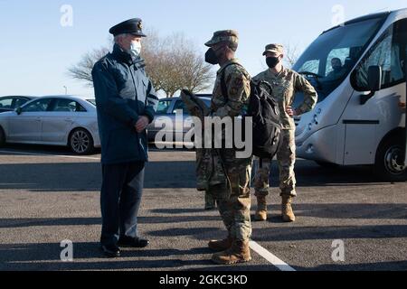 Royal Air Force Sqn. LDR. Clive Wood, à gauche, Royal Air Force Alconbury et RAF Molesworth commandant de RAF, accueille Brig. Le général Ronald E. Jolly Sr., centre, U.S. Air Forces in Europe et Air Forces Africa, directeur de la logistique, de l'ingénierie et de la protection des forces, au 423e groupe de la base aérienne de RAF Alconbury, Angleterre, le 10 mars 2021. La 501e CSW a organisé une tournée d'immersion pour Jolly et son équipe de direction, démontrant l'ensemble de la mission et les capacités de plusieurs organisations, y compris les forces de sécurité, la préparation logistique et les escadrons de génie civil. Banque D'Images