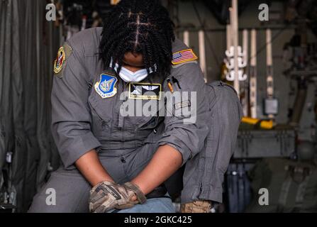 Sergent d'état-major Toiannah Campbell, chargée de charge du 36e Escadron de transport aérien, stocke l'équipement utilisé pour un saut de ligne statique avec la Force d'autodéfense au sol du Japon pendant l'exercice Airborne 21 à la base aérienne de Yokota (Japon), le 9 mars 2021. Environ 500 parachutistes du JGSDF ont effectué un saut de ligne statique au camp de la zone Drop du centre d’entraînement d’armes combiné Fuji, au Japon, ce qui en fait la plus importante chute de personnel de l’U.S-Japon dans l’histoire de l’alliance des deux pays. Banque D'Images