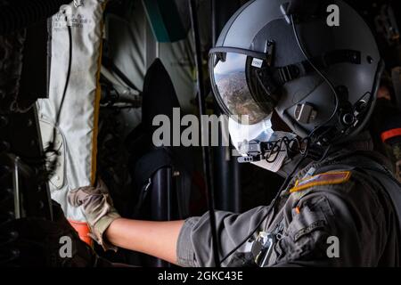 Sergent d'état-major Toiannah Campbell, chargée de charge du 36e Escadron de transport aérien, vérifie la porte de saut latéral d'un C-130J Super Hercules avant un saut en ligne statique avec la Force d'autodéfense au sol du Japon pendant l'exercice Airborne 21, près du centre d'entraînement des armes combinées Camp Fuji, Japon, 9 mars 2021. Environ 500 parachutistes du JGSDF ont effectué un saut de ligne statique au camp de la zone Drop du centre d’entraînement d’armes combiné Fuji, au Japon, ce qui en fait la plus importante chute de personnel de l’U.S-Japon dans l’histoire de l’alliance des deux pays. Banque D'Images