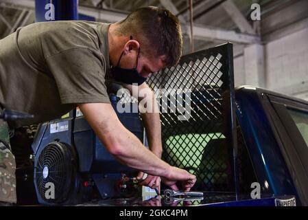 Le Senior Airman Brenden Reynaert, du 22e Escadron de préparation à la logistique, vient ajouter un fil de masse à un générateur le 9 mars 2021, à la base aérienne de McConnell, au Kansas. Reynaert a déplacé un compresseur d'air et une unité de démarrage d'appoint dans un chariot de travail mobile pour assurer la préparation de la mission. Banque D'Images