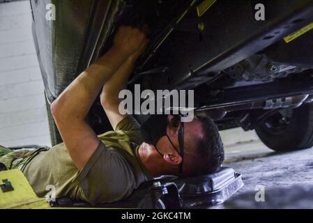 Le Senior Airman Brenden Reynaert, du 22e Escadron de préparation à la logistique, fait passer un fil à travers le train de roulement d'un camion de travail mobile le 9 mars 2021, à la base aérienne McConnell, Kansas. Les aviateurs de l'entretien des véhicules sont responsables de l'entretien d'un parc de véhicules 362 24/7. Banque D'Images