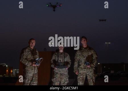 Des aviateurs américains affectés au 379e Escadron des forces de sécurité expéditionnaires contre les petits systèmes aériens sans pilote posent pour une photo de groupe le 9 mars 2021, à la base aérienne Al Udeid, au Qatar. Les 379e défenseurs de l'ESFS ont établi l'un des programmes C-UAS les plus robustes dans la zone de commandement central des États-Unis de la responsabilité de détecter et de défendre contre les drones contradictoires qui représentent une menace potentielle pour la sécurité et la sûreté d'Al Udeid AB. Banque D'Images