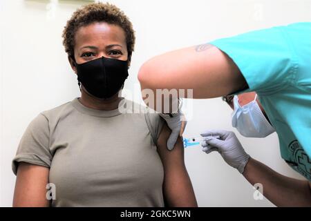 Le lieutenant-colonel Juliet Morah-Reeves, infirmière en soins intensifs travaillant à l'hôpital communautaire de l'Armée Brian D. Allgood, reçoit le vaccin Johnson & Johnson COVID-19 au centre de vaccination Humphreys COVID-19 de la Garrison de l'Armée américaine le 10 mars 2021. Morah-Reeves est la première personne à recevoir le vaccin J&J dans les forces américaines en Corée et en République de Corée. Le 549e Centre hospitalier/hôpital communautaire de l'Armée Brian D. Allgood a reçu la première expédition de vaccin J&J le 9 mars 2021 et a commencé à inoculer le personnel de l'USFK le 10 mars 2021 avec le nouveau fabricant de vaccins. Morah Reeves a dit qu'elle était honorée Banque D'Images