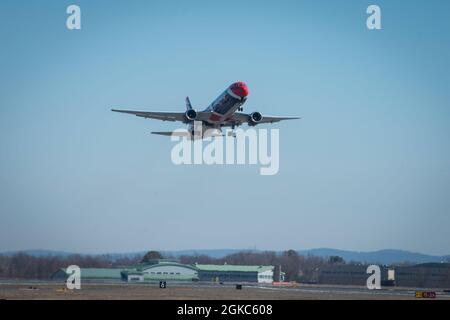 Un Boeing 767-300ER quitte l'aéroport international de Bradley à Windsor Locks, Connecticut, le 10 mars 2021. L’« AirKraft » a transporté plus de 100 soldats déployés par le 1er-102e Régiment d’infanterie de la Garde nationale du Connecticut, qui supportera la mission de l’opération Enduring Freedom dans la corne de l’Afrique. Banque D'Images