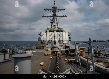 MER DE CHINE ORIENTALE (9 mars 2020) le destroyer à missiles guidés de classe Arleigh Burke USS Curtis Wilbur (DDG 54) transite en mer de Chine orientale. Curtis Wilbur est déployé dans la zone d'opérations de la 7e flotte des États-Unis afin de soutenir la sécurité et la stabilité dans la région Indo-Pacifique. Banque D'Images