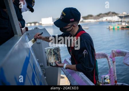 Boatswain Mate Third Class Jonathon Perezbaez, de San Diego, CA, peint la bataille blanche « E » sur l'aile de pont du destroyer guidé USS Barry (DDG 52) de la classe Arleigh-Burke. Le commandant des Forces navales de surface (CNSF) a annoncé que l'USS Barry (DDG 52) a remporté le prix de l'efficacité de la bataille (Battle 'E') 2020 pour le Dtroyer Squadron 15, février 26. Cela marque la septième bataille «E» de l’histoire de Barry et le premier prix depuis 2013. Barry est affecté au Destroyer Squadron (DESRON) 15, le plus grand DESRON déployé à l’avant de la Marine et la principale force de surface de la 7e flotte américaine. Banque D'Images