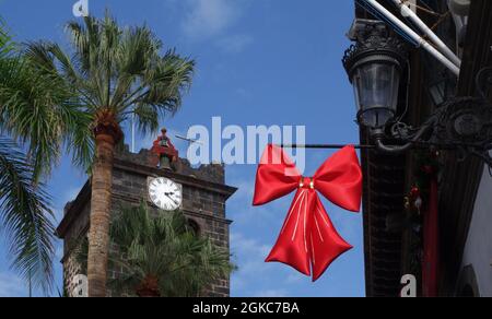 Lanterne sur un mur en face du clocher avec l'horloge, la Palma, îles Canaries Banque D'Images