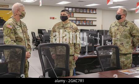 Le général de division Thomas James Jr., commandant de la première Armée, rencontre récemment le colonel Timothy M. Gallagher, commandant de la 4e Brigade d'entraînement multifonctionnel de Cavalry, y compris les commandants de bataillon, ainsi que leurs principaux dirigeants enrôlé. L'accent a été mis sur les personnes, la mission et l'histoire, et a été l'occasion pour la première Armée de terre de présenter une vision commune et une approche globale de la préparation et de la mobilisation. Banque D'Images