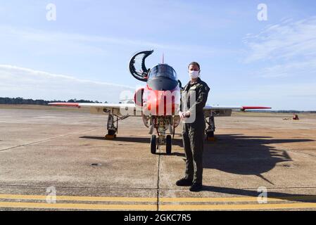 210310-N-QR145-0080 MERIDIAN, divers (11 mars 2021) l'enseigne de la marine italienne Erika Raballo se tient devant un avion d'entraînement à réaction T-45C Goshawk après avoir terminé son dernier vol gradué avec le « Tigers » de l'escadron d'entraînement (VT) 9, la qualifiant d'aviateur naval à la station aérienne navale Meridian, mars 10. Raballo est le premier pilote de chasse féminin de la marine italienne. Le VT-9 dispense une formation de premier cycle à des pilotes de grève de niveau intermédiaire et avancé pour la Marine, le Marine corps et certains partenaires militaires internationaux. Banque D'Images