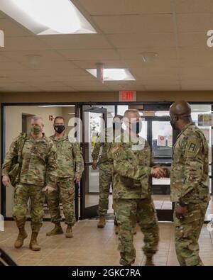 Le général de division Thomas James Jr., commandant de la première Armée, rencontre récemment le colonel Timothy M. Gallagher, commandant de la 4e Brigade d'entraînement multifonctionnel de Cavalry, y compris les commandants de bataillon, ainsi que leurs principaux dirigeants enrôlé. L'accent a été mis sur les personnes, la mission et l'histoire, et a été l'occasion pour la première Armée de terre de présenter une vision commune et une approche globale de la préparation et de la mobilisation. Banque D'Images