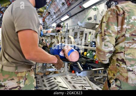 Des aviateurs affectés au 375e Escadron d'évacuation aéromédicale transchargent des patients simulés sur un C-17 Globemaster III pendant le Green Flag Little Rock 21-05 à l'aéroport international d'Alexandria, en Louisiane, le 10 mars 2021. Seul exercice conjoint accrédité par le Commandement de la mobilité aérienne au niveau du pavillon, la GFLR offre aux participants de l’unité un programme de formation fluide, chaque exercice étant conçu pour répondre aux exigences spécifiques de l’unité et à certaines formations désignées par le commandement principal. Banque D'Images