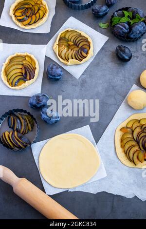 Préparation de la croûte de prune maison, dessert biologique sain Banque D'Images