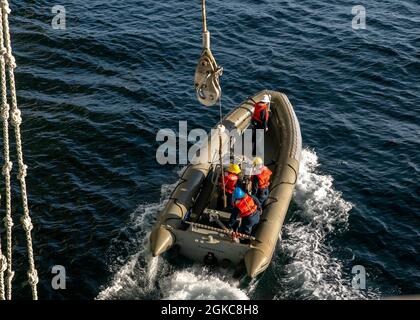 Marins affectés à l’USS Gerald R. Ford (CVN 78), homme du département de pont, un bateau gonflable à coque rigide, 10 mars 2021. Ford est en cours dans l'océan Atlantique en menant des qualifications de transporteur. Banque D'Images