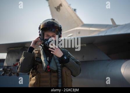 Le capitaine Brittany Dippel, pilote Fighter Fighter Squadron F-16 Fighting Falcon, jette son masque à la base aérienne d'Osan, République de Corée, le 16 mars 2021. Dippel est actuellement la seule femme pilote pour le 36e FS et continue de faire croître l'héritage du mois de l'histoire des femmes pour la U.S. Air Force. Banque D'Images