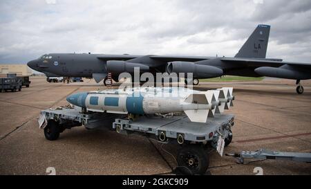 Les munitions GBU-31 sont disposées devant un B-52H StratoFortress pendant le combat Hammer à la Barksdale Air Force, en Louisiane, le 10 mars 2021. Les aviateurs de la 2e Escadre Bomb ont volé un impressionnant huit pour huit génération de sortie et le taux de vol, quelque chose rarement vu sur toutes les plates-formes de combat, pas seulement des bombardiers en soutien à l'exercice. Banque D'Images