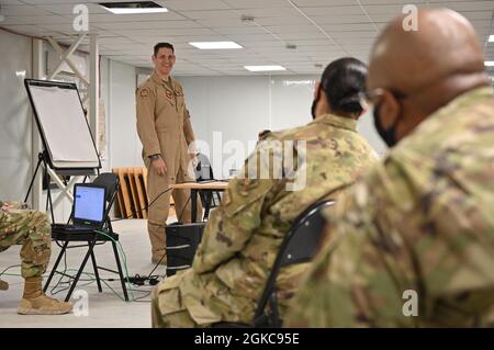 US Air Force Brig. Le général Joseph Kunkel, commandant de la 332e Escadre expéditionnaire aérienne, s'adresse à la foule assemblée pour entendre le conseiller principal du président des chefs interarmées (SEAC), le Sgt principal. Ramon Colon-Lopez, lors d'une session virtuelle de questions-réponses, le 10 mars 2021. L'événement a été parrainé pour coïncider avec une classe de leadership que l'aile a entrepris appelé Carnivore leadership, que Colon-Lopez a écrit. Banque D'Images