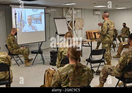 Sergent-chef de la Force aérienne des États-Unis. Dennis Fuselier, le 332e chef de commandement de l'AEW, remercie le conseiller principal auprès du président des chefs interarmées (SEAC), le Sgt principal. Ramon Colon-Lopez, qui est le premier Airman choisi pour la mission conjointe au Pentagone, pour son temps, le 10 mars 2021. L'événement a été parrainé pour coïncider avec une classe de leadership que l'aile a entrepris appelé Carnivore leadership, que Colon-Lopez a écrit. Banque D'Images