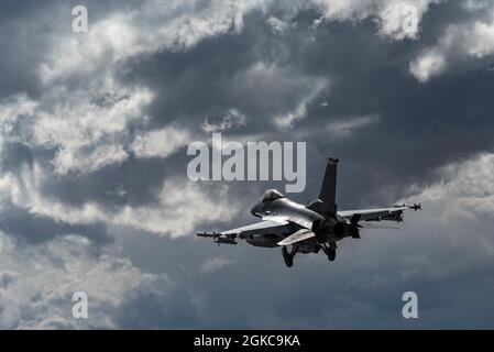 Un F-16 Viper survole la ligne aérienne pendant le drapeau rouge 21-2 à la base aérienne de Nellis, Nevada, le 10 mars 2021. Le drapeau rouge 21-2 comprenait deux escadrons de chasseurs de la 20e Escadre de chasseurs, un pour escorter des avions à l'entrée et à la sortie de l'aérodrome et un pour exécuter la suppression des défenses aériennes ennemies. Le F-16 est une cellule multirôle, utilisée dans divers ensembles de missions dans des situations exigeant à la fois un conflit air-air et air-sol. Banque D'Images