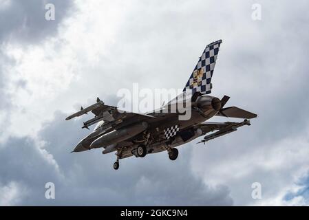 Un F-16 Viper survole la ligne aérienne pendant le drapeau rouge 21-2 à la base aérienne de Nellis, Nevada, le 10 mars 2021. Le drapeau rouge 21-2 comprenait deux escadrons de chasseurs de la 20e Escadre de chasseurs, un pour escorter des avions à l'entrée et à la sortie de l'aérodrome et un pour exécuter la suppression des défenses aériennes ennemies. Le F-16 est une cellule multirôle, utilisée dans divers ensembles de missions dans des situations exigeant à la fois un conflit air-air et air-sol. Banque D'Images