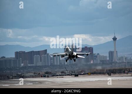 Un F-16 Viper atterrit sur la ligne aérienne pendant le drapeau rouge 21-2 à la base aérienne de Nellis, Nevada, le 10 mars 2021. Le drapeau rouge 21-2 comprenait deux escadrons de chasseurs de la 20e Escadre de chasseurs, un pour escorter des avions à l'entrée et à la sortie de l'aérodrome et un pour exécuter la suppression des défenses aériennes ennemies. Le F-16 est une cellule multirôle, utilisée dans divers ensembles de missions dans des situations exigeant à la fois un conflit air-air et air-sol. Banque D'Images