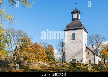 Église suédoise de pays en automne Banque D'Images
