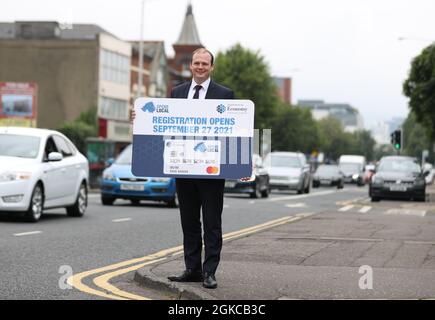 Gordon Lyons, ministre de l'économie, sur la route Ormeau à Belfast, a annoncé les détails du programme de bons d'échange de la rue haute de Stormont. Le plan de relance économique Covid-19 permettra à tous les ménages adultes de recevoir 100 £ à dépenser dans les magasins d'Irlande du Nord. Date de la photo: Mardi 14 septembre 2021. Banque D'Images