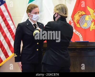 210311-N-QR145-0004 MERIDIAN, divers (11 mars 2021) Escadron d'entraînement (VT) 9 Commandant Cmdr. Meghan Angermann, à droite, épingle des ailes d'or de l'aviateur naval sur la marine italienne Ensign Erika Raballo lors d'une cérémonie à la chapelle de la base de Meridian de la Station aérienne navale le 11 mars 2021. Raballo a obtenu la désignation de première femme pilote de chasse à la grève de la marine italienne. Le VT-9 dispense une formation de premier cycle à des pilotes de grève de niveau intermédiaire et avancé pour la Marine, le Marine corps et certains partenaires militaires internationaux. Banque D'Images