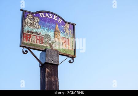 Panneau historique de la vieille ville à Hayes, Kent contre un ciel bleu clair. Panneau situé à la jonction de Baston Road et West Common Road. Banque D'Images