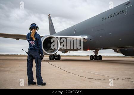 Amanda Tucker, chef d'équipage KC-46 Pegasus du 97e Escadron de maintenance d'aéronefs, effectue un contrôle de moteur en amont sur un KC-46, le 11 mars 2021, à la base aérienne d'Altus, en Oklahoma. Bien que l'Équipe A soit composée de plus de 700 responsables civils, chefs d'équipage et préposés à l'aviation, seulement 21 p. 100 sont des femmes. Banque D'Images