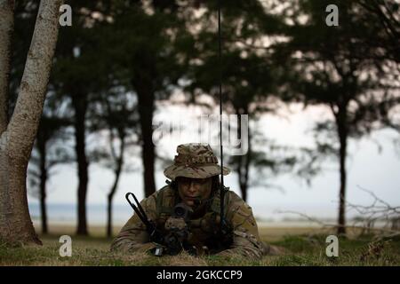 Un membre du service de la Force aérienne américaine mène un assaut aérien intégré au 3D Battalion, 8e Marine Regiment, pendant le Castaway 21.1 sur IE Shima, Okinawa, Japon le 11 mars 2021. Cet exercice a démontré la capacité du corps des Marines à s’intégrer à la force conjointe pour s’emparer et défendre des terrains maritimes clés, fournir un soutien de faible envergure et exécuter des feux de précision à longue portée à l’appui d’opérations navales à partir d’une base expéditionnaire avancée. Banque D'Images