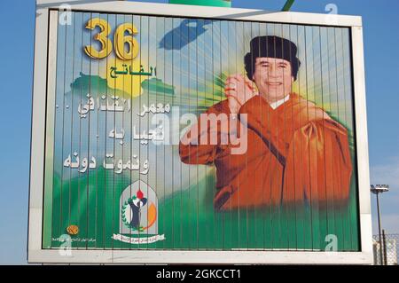 Tripoli, Libye - 3 avril 2006 : grande affiche sur panneau publicitaire montrant un président célébrant le colonel Gaddifi, marquant ainsi l'anniversaire de son coup d'État militaire. Banque D'Images