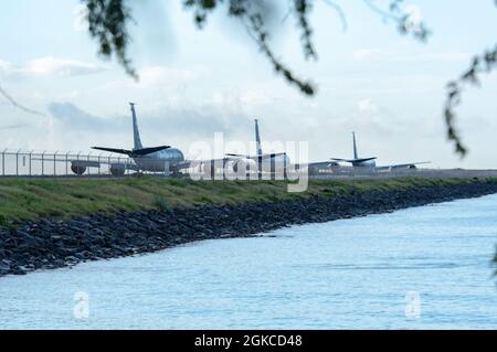 KC-135 Stratotankers du 203e Escadron de ravitaillement aérien taxi le 11 mars 2021, à l'aéroport international d'Honolulu, à Hawaï. Les Stratotankers ont ravitaillé les F-16 Faucon Faucon Fighting de la base aérienne d'Eielson, en Alaska, et les F-22 Raptors de la Garde nationale aérienne d'Hawaï lors d'une sortie finale d'entraînement pour l'exercice Pacific Raptor. Les rapaces hawaïens sont exploités par des gardes et des aviateurs actifs des escadrons de chasseurs 199e et 19e. Banque D'Images