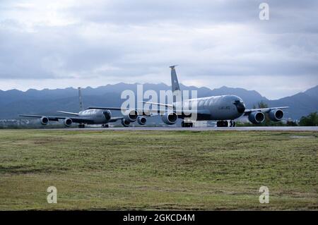 KC-135 Stratotankers du 203e Escadron de ravitaillement aérien taxi le 11 mars 2021, à l'aéroport international d'Honolulu, à Hawaï. Les Stratotankers ont ravitaillé les F-16 Faucon Faucon Fighting de la base aérienne d'Eielson, en Alaska, et les F-22 Raptors de la Garde nationale aérienne d'Hawaï lors d'une sortie finale d'entraînement pour l'exercice Pacific Raptor. Les rapaces hawaïens sont exploités par des gardes et des aviateurs actifs des escadrons de chasseurs 199e et 19e. Banque D'Images