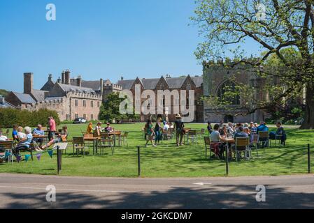 Wells Somerset, vue en été des personnes se détendant aux tables de café à l'intérieur des jardins du Bishop's Palace à Wells, Somerset, Angleterre, Royaume-Uni Banque D'Images