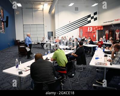 Rick Hendrick, propriétaire, Hendrick Motorsports parle avec la direction du centre et de l'école de guerre spéciale John F. Kennedy de l'armée américaine lors d'un séminaire de leadership à Hendrick Motorsports à Charlotte, Caroline du Nord le 12 mars 2021. Les soldats ont participé à un échange de développement professionnel de leadership et ont appris comment l'équipe Hendrick est à la pointe de l'innovation dans l'environnement de course rapide de NASCAR. Banque D'Images