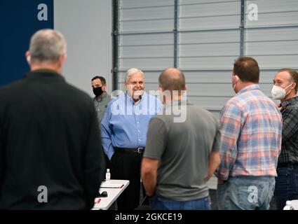 Rick Hendrick, propriétaire, Hendrick Motorsports parle avec la direction du centre et de l'école de guerre spéciale John F. Kennedy de l'armée américaine lors d'un séminaire de leadership à Hendrick Motorsports à Charlotte, Caroline du Nord le 12 mars 2021. Les soldats ont participé à un échange de développement professionnel de leadership et ont appris comment l'équipe Hendrick est à la pointe de l'innovation dans l'environnement de course rapide de NASCAR. Banque D'Images