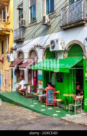 Touristes dans le petit restaurant-bar d'affaires dans le quartier de Santa Teresa à Rio de Janeiro, Brésil. Ce quartier bohème est un endroit célèbre et un touri Banque D'Images
