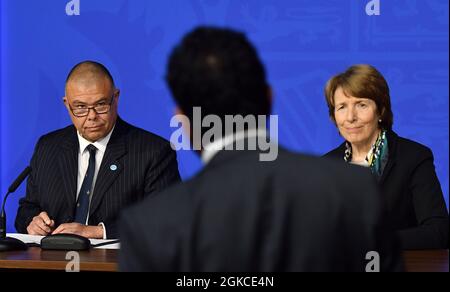 Directeur médical adjoint pour l'Angleterre le professeur Jonathan Van Tam et le Dr June Raine, directeur général de l'Agence de réglementation des médicaments et des produits de santé (MHRA), lors d'un exposé des médias à Downing Street, Londres, sur le coronavirus (Covid-19). Date de la photo: Mardi 14 septembre 2021. Banque D'Images