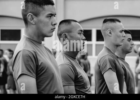 U.S. Marine corps PFC. Marc Andaya avec le peloton 2171, Hotel Company, 2e Bataillon d'entraînement des recrues, marche à son prochain événement après la course de motivation au Marine corps Recruit Depot San Diego, le 11 mars 2021. PFC Andaya est originaire de Fremont, CA, et a été recruté à la station de recrutement de San Francisco. Banque D'Images