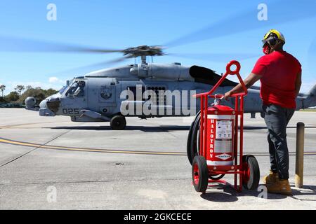 210311-N-YD864-1019 STATION NAVALE MAYPORT (Floride) (le 11 mars 2021) le personnel affecté aux « Airwolves » de l'Escadron de frappe maritime (UGH) 40 effectue des opérations de vol avec un hélicoptère MH-60R Sea Hawk à la station navale Mayport. Le HSM 40 est l'un des deux escadrons de remplacement de flotte MH-60R qui fournissent de l'entraînement et du soutien à l'escadre de frappe maritime des hélicoptères de l'Atlantique. Banque D'Images