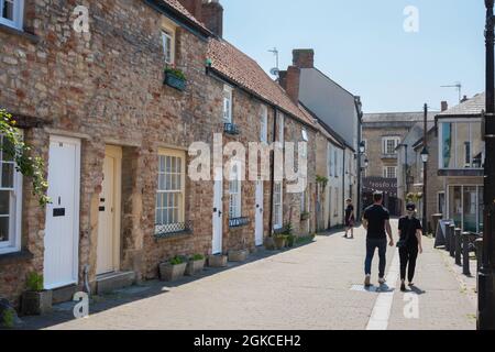 Wells Union Street, vue en été des personnes marchant le long de Union Street dans le centre de la ville historique de Wells, Somerset, Angleterre, Royaume-Uni Banque D'Images