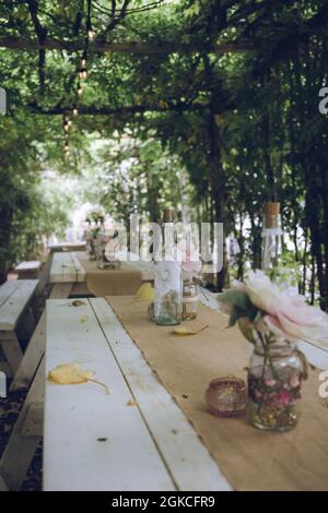 tables en bois décorées de décorations de mariage Banque D'Images