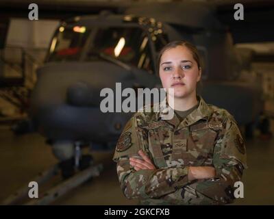 US Air Force Airman 1re classe Sylis Duehring, membre de l'équipage de chargement d'armes du 801e Escadron de maintenance d'aéronefs d'opérations spéciales, se trouve devant un CV-22B Osprey à Hurlburt Field, Floride, 12 mars 2021. Les membres de l'équipage de chargement d'armes sont responsables de l'inspection, de l'entretien et du chargement des armes à l'appui des missions d'opérations spéciales mondiales effectuées par le CV-22B Osprey. Banque D'Images