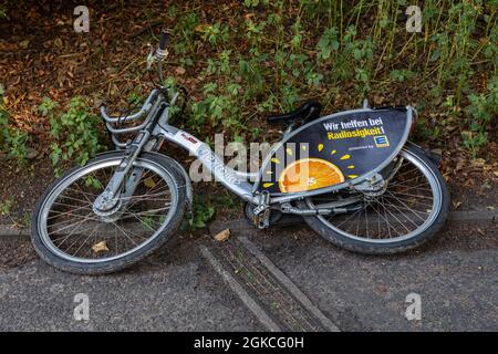 Un vélo de location de Nextbike qui a été laissé dans le parc public par inadvertance Banque D'Images