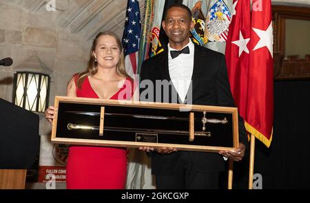 Katarina Christianson, cadet et présidente de classe de 2021, présente un sabre de cadet au conférencier invité Sgt de commandement. Le Maj. Michael A. Crosby, commandant ségéant major du US Army futures Command, après qu'il a parlé pendant la 100e nuit banquet vendredi. Banque D'Images