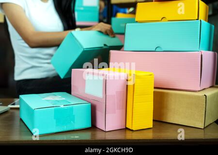 Carton boîte colis pour la vente en ligne.livraison Mail expédition Femme Vendeur prépare la boîte de livraison. Accessoires d'emballage sur le lieu de travail. E-Commerce Sta Banque D'Images